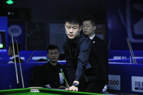 球员追逐篮 球员追逐篮