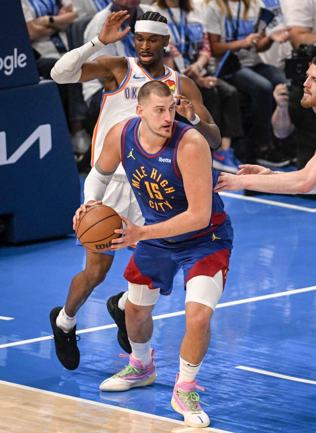 旗杆较远的 旗杆较远的